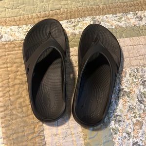 OOFOS flip flops